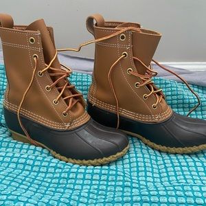 L.L Bean women’s boots size 6W. Only worn twice. They are the tall version.